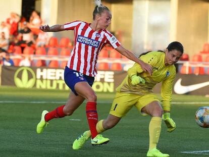 Amanda Sampedro (i) y Kostik, en una acción del partido. 