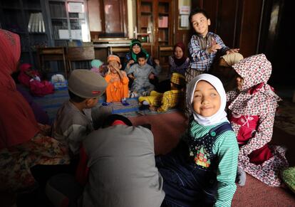 Una de las alumnas sonríe a cámara. Forma parte del grupo de niños con deficiencias visuales que acude a clase a aprender el Corán en la Fundación por la Educación de niños ciegos.