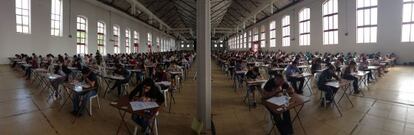 Una remesa de estudiantes examinándose de un certificado de Cambridge en el Institute of Modern Languages de Granada.