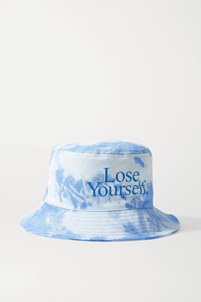 Este gorro tie-dye es fruto de una colaboración con el diseñador gráfico Peter Saville, quien fue un gran admirador de Paco Rabanne durante su época de adolescente. Lo tienes aquí con un precio de 90 euros.