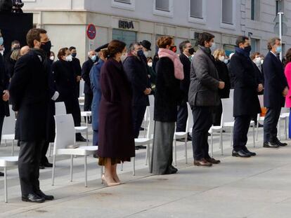 El presidente del PP, Pablo Casado (i), junto a varios presidentes autonómicos, durante en la celebración del cuadragésimo segundo aniversario de la Constitución este domingo en la escalinata del Congreso de los Diputados en Madrid. 