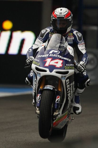 El piloto francés de MotoGP Randy de Puniet rueda en el 'pit lane' durante la primera sesión de entrenamientos del Gran Premio de España.