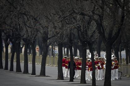 Banda de música militar durante la ceremonia de bienvenida al presidente alemán, Joachim Gauck, fuera del Gran Salón del Pueblo en Beijing (China).