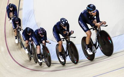 Integrantes da equipe neozelandesa feminina de ciclismo de pista, durante um treino no Velódromo olímpico do Rio de Janeiro.