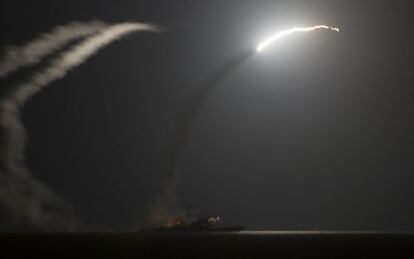 Lanzamiento el martes de un misil Tomahawk desde un navío de EE UU dirigido a posiciones de Jorasan en Siria.
