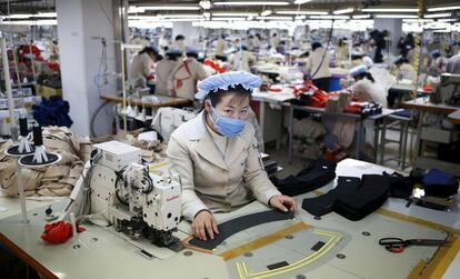 Una trabajadora norcoreana, en una empresa surcoreana en Kaesong, en diciembre de 2013.