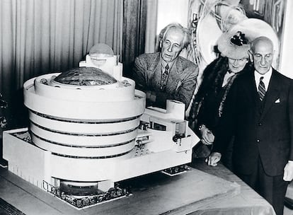 Frank Lloyd Wright, Hilla Rebay y Solomon Guggenheim, con la maqueta del museo en 1945