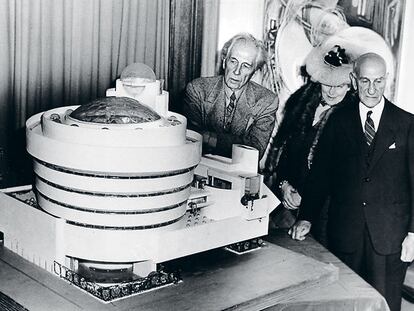 Frank Lloyd Wright, Hilla Rebay y Solomon Guggenheim, con la maqueta del museo en 1945