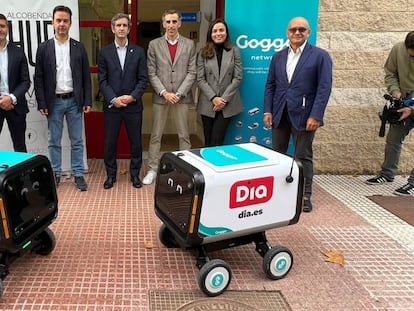 El alcalde de Alcobendas, Aitor Retolaza (centro), junto a Sara Nicolás, jefa de Asuntos Exteriores de Goggo Network, y Pedro Gallego, director de Operaciones de Ecommerce de Dia España (derecha).