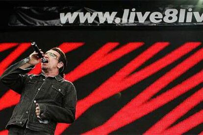 Bono, líder de U2, durante el concierto del Live 8 ayer en Hyde Park.