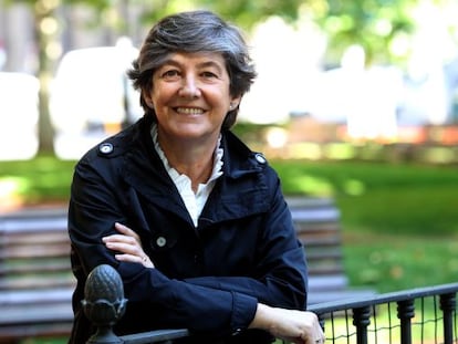 La candidata de EH Bildu a 'lehendakari', Laura Mintegi, posa en un céntrico parque de Bilbao.