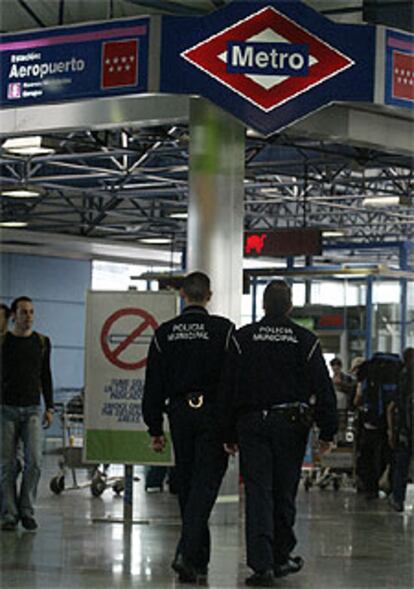 Policías municipales vigilan el metro y el aeropuerto de Barajas.