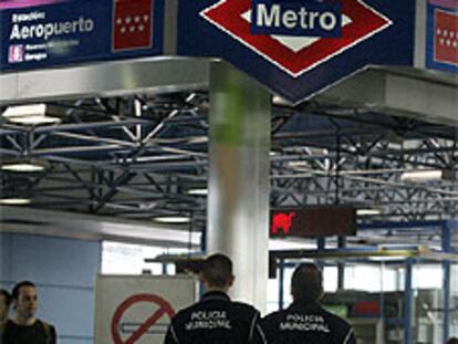 Policías municipales vigilan el metro y el aeropuerto de Barajas.