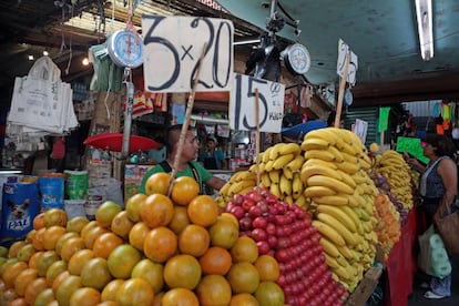 Puesto de fruta en un mercado en M&eacute;xico.
 