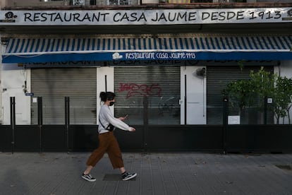 Una imagen de un restaurante de Barcelona, cerrado por las restricciones durante la pandemia. / MASSIMILIANO MINOCRI