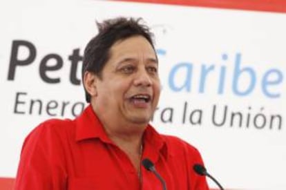 El vicepresidente de PDVSA, Asdrúbal Chávez, indicó al canal estatal VTV que el incendio fue provocado por un rayo que impactó "una laguna de tratamiento en frente de la refinería" aunque sin ocasionar lesionados ni dañar ningún área en la refinería. EFE/Archivo