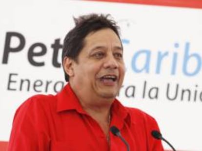El vicepresidente de PDVSA, Asdrúbal Chávez, indicó al canal estatal VTV que el incendio fue provocado por un rayo que impactó "una laguna de tratamiento en frente de la refinería" aunque sin ocasionar lesionados ni dañar ningún área en la refinería. EFE/Archivo