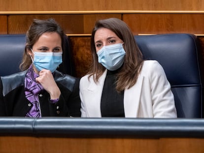 A la izquierda, la ministra de Derechos Sociales y Agenda 2030, Ione Belarra, y, a la derecha, la ministra de Igualdad, Irene Montero, esta semana en el Congreso.