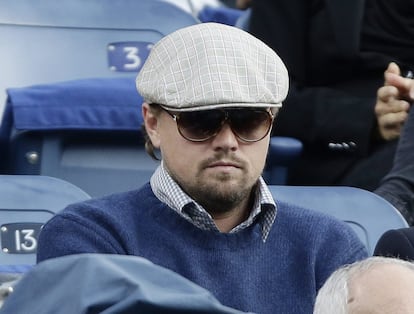 El actor Leonardo DiCaprio observa el juego.