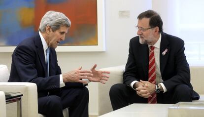 España y Estados Unidos firmaron una declaración de intenciones para la limpieza del suelo contaminado de la localidad de Palomares (sureste de España) y "reparar un error que se cometió hace 50 años", según el ministro español de Asuntos Exteriores, José Manuel García-Margallo. En la imagen, John Kerry durante su reunión con el presidente del Gobierno, Mariano Rajoy, en La Moncloa.