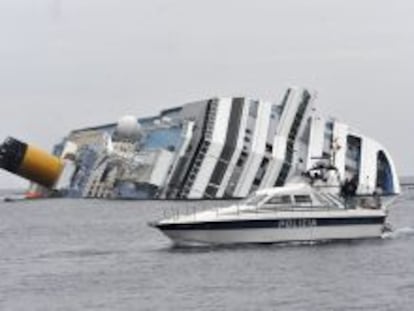 Foto de archivo tomada el 31 de enero de 2012 del crucero Costa Concordia tras naufragar en la costa de la isla de Giglio (Italia). 