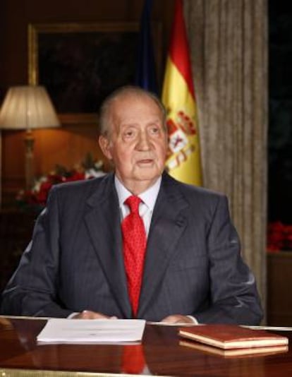 El Rey Juan Carlos se dirige a los españoles desde el Palacio de La Zarzuela en el tradicional mensaje de Navidad del monarca, en el que repasa los principales acontecimientos políticos, sociales y económicos ocurridos en 2013.