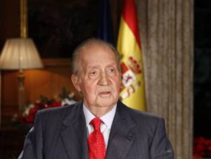 El Rey Juan Carlos se dirige a los españoles desde el Palacio de La Zarzuela en el tradicional mensaje de Navidad del monarca, en el que repasa los principales acontecimientos políticos, sociales y económicos ocurridos en 2013.