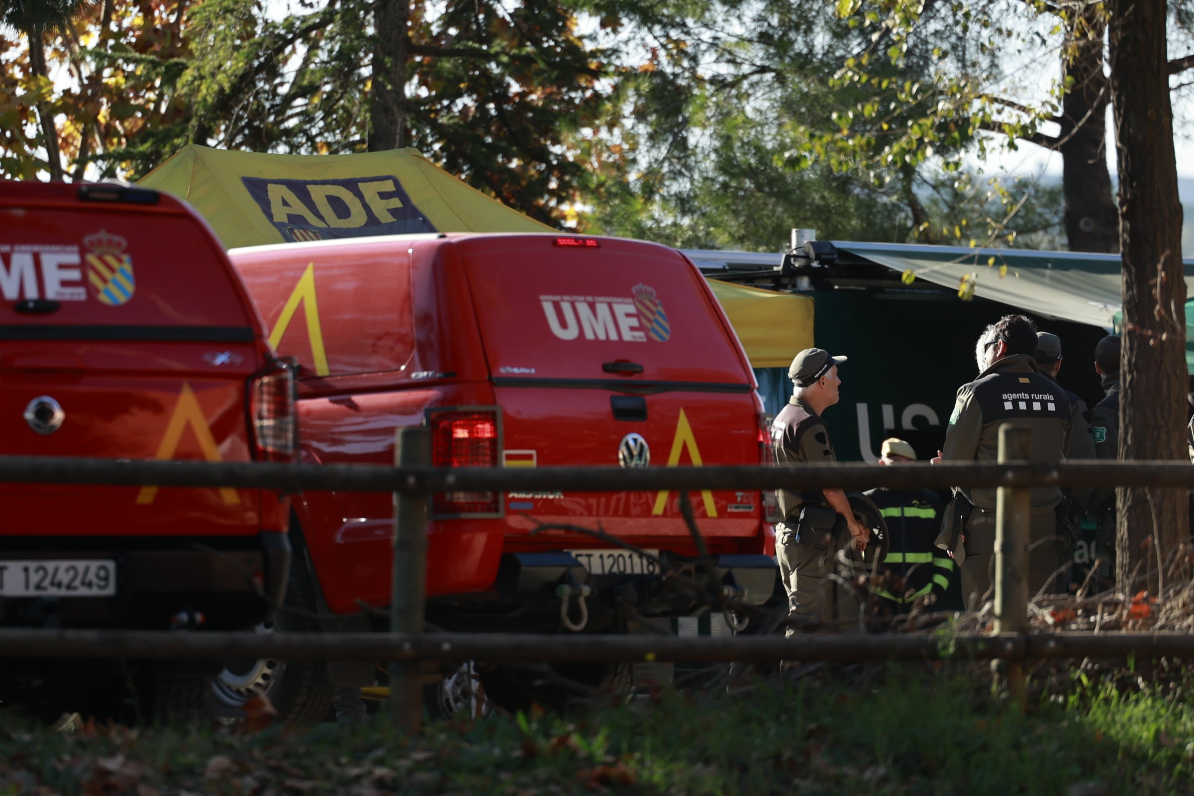 Labores de desinfección de vehículos  en la zona de Parque de Collserola (Barcelona), este lunes. 