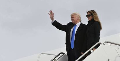 Trump saluda junto a su esposa Melania nada más aterrizar en Washington.