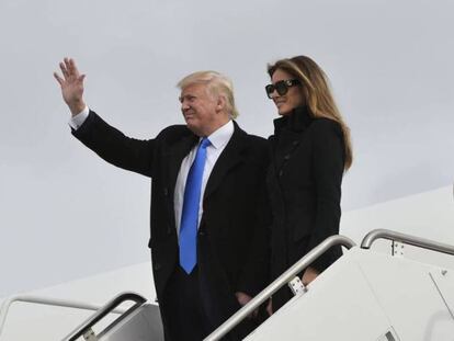 Trump saluda junto a su esposa Melania nada más aterrizar en Washington.