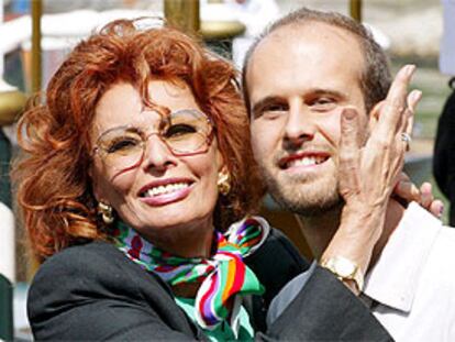 La actriz italiana Sofía Loren abraza a su hijo Edoardo, director de <b></b><i>Between Strangers.</i>