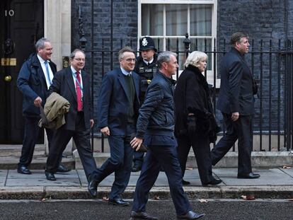 Un grupo de diputados conservadores, tras reunirse en Downing Street con May este jueves.