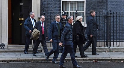 Un grupo de diputados conservadores, tras reunirse en Downing Street con May este jueves.