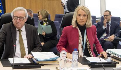Clara Martínez Alberola, con el anterior presidente de la Comisión Europea, Jean Claude Juncker.