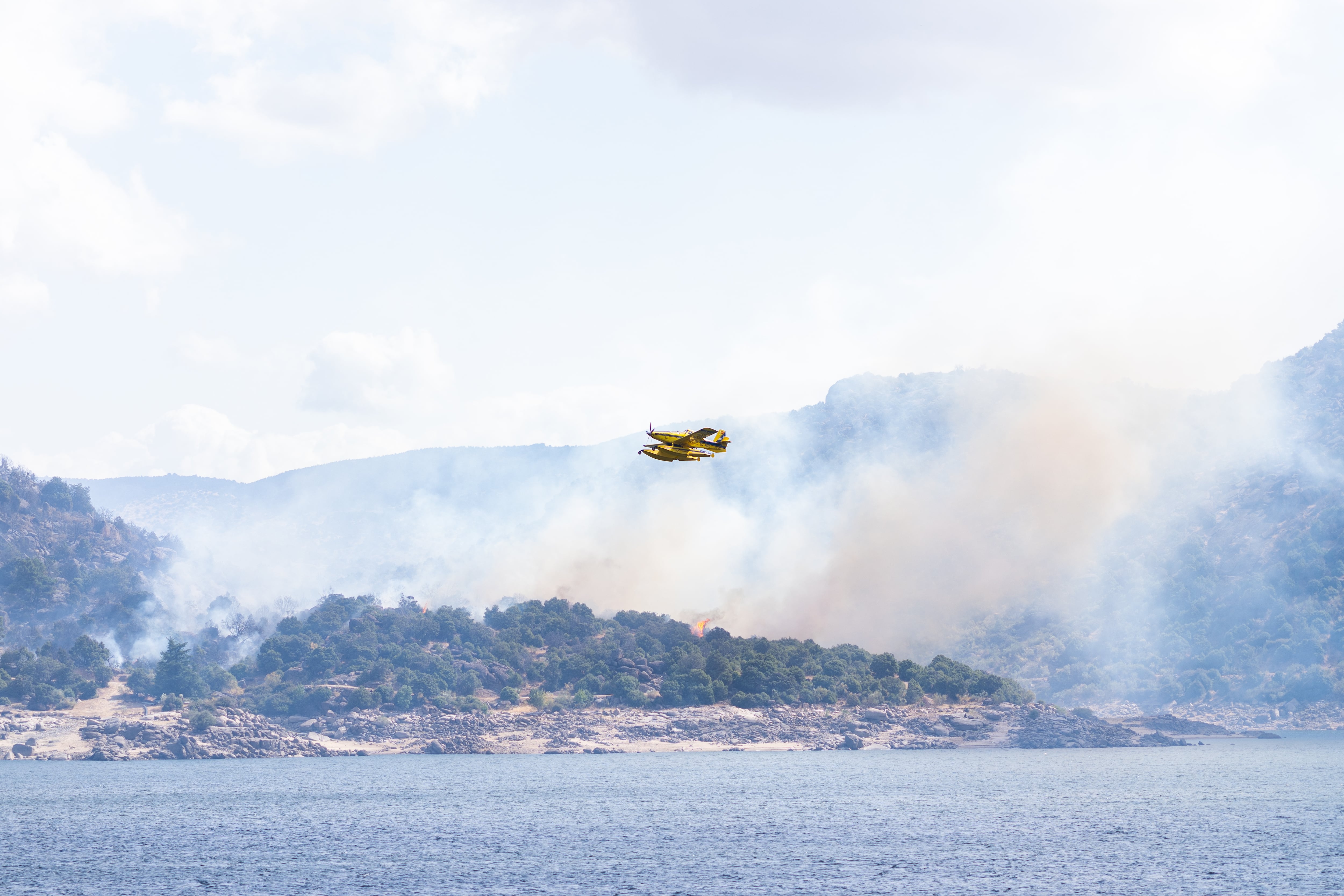 Última hora de los incendios forestales, en directo | Casi 80.000 evacuados o confinados por los incendios en Ávila y Madrid