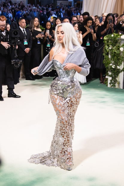 4. El cuerpo de Kim Kardashian. La propia Kim Kardashian se quejó durante años de no ser invitada al elitista evento, hasta que en 2013 Wintour claudicó. Desde aquella primera aparición, su aparición se ha convertido en motivo de controversia año tras año. En 2013, embarazada de su hija North West, vistió un diseño de Riccardo Tisci para Givenchy de un estampado floral que hizo que alzara como meme de la noche. Los internautas la compararon con un sofá y la estrella de ‘realities’ no se lo tomó bien y lloró de camino a casa. Defendía años después que el ‘body-shaming’ que sufrió durante su embarazo “hoy en día no sería aceptado”. Nunca lo sabremos porque para sus dos hijos menores, Chicago (2018) y Psalm (2019), recurrió a vientres de alquiler. Lo que sí sabemos es que la fundadora de Skims ha hecho de su cuerpo un artilugio para generar titulares. En la edición de 2022 lo hizo enfundándose el vestido de museo de Marilyn Monroe y compartiendo que había adelgazado siete kilos en tres semanas para ello. Todo por la moda, dicen algunos. Otros argumentan que el ejemplo es una exaltación de una relación poco sana con el cuerpo ante millones de seguidores. Ella se defendió en la revista ‘Allure’: “Si me estuviera muriendo de hambre y lo hiciera de forma muy poco saludable, diría que, por supuesto, no es un buen mensaje. Pero tuve un nutricionista, tuve un entrenador. Nunca he bebido tanta agua en mi vida. No veo las críticas a otras personas que adelgazaron para papeles; se les considera genios por su oficio”. No debió salir tan mal parada cuando en 2024 volvió a recurrir al recurso de oprimir su cuerpo para una foto con un corsé, apostando de nuevo por la épica del sufrimiento para ser la invitada más fotografiada y polémica de la noche.