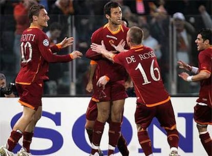 Los jugadores del Roma celebran un gol
