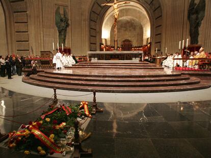Interior de la basílica del Valle de los Caídos durante el homenaje celebrado ayer. En primer plano, la tumba del dictador Francisco Franco.
