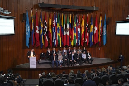 Las delegaciones del gobierno colombiano y del ELN durante la inauguración del ciclo de diálogo de paz