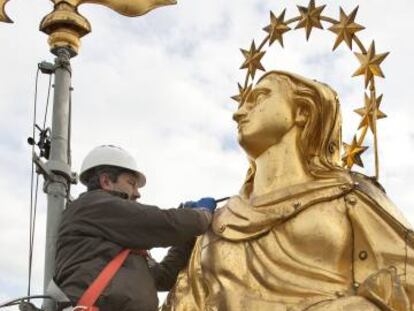 Franco Blumer trabaja en la restauración de la 'Madonnina' del Duomo de Milán. 