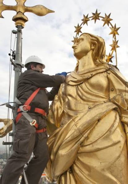 Franco Blumer trabaja en la restauración de la 'Madonnina' del Duomo de Milán.