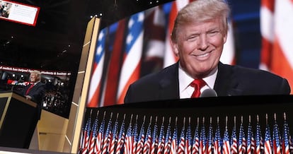 El discurso de Trump proyectado desde el escenario en Cleveland.