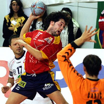 Juanín trata de batir a Saric.