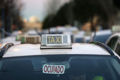 Taxis estacionats als voltants del recinte firal de Madrid.