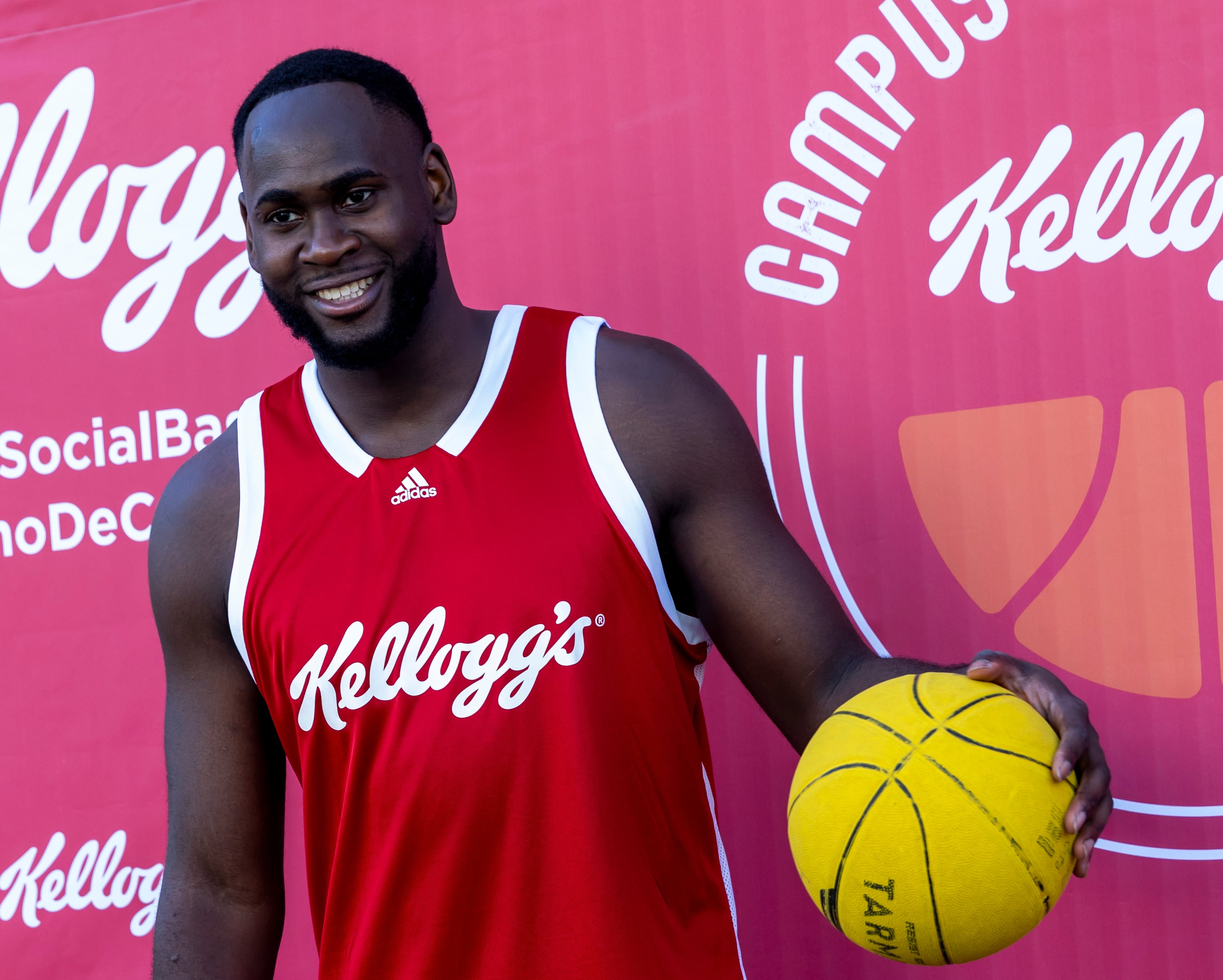 Usman Garuba, este viernes en el colegio Eduardo Rojo, en Vallecas, en el campus social de Kellogg's.
