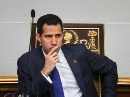 Dos parlamentos, uno presidido por Guaidó y otro chavista, conviven en un mismo edificio. En su interior, los diputados dan la sensación de una normalidad que no existe