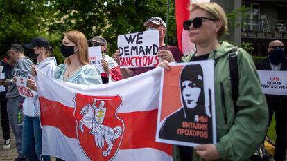 Alesia Prokharava (à direita), mãe de um preso político bielorusso de 17 anos, se manifesta em Vilnius contra Lukashenko.