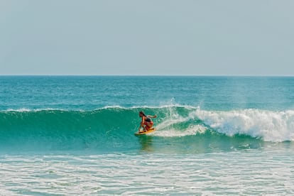 Un surfista en Playa Venao.