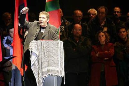 El líder de Batasuna, Arnaldo Otegi, en el velódromo de Anoeta (San Sebastián), en noviembre de 2004.