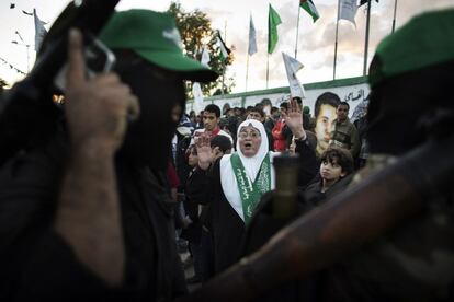 Una palestina celebra la llegada de Meshal a Gaza, durante el recorrido de este por la franja.